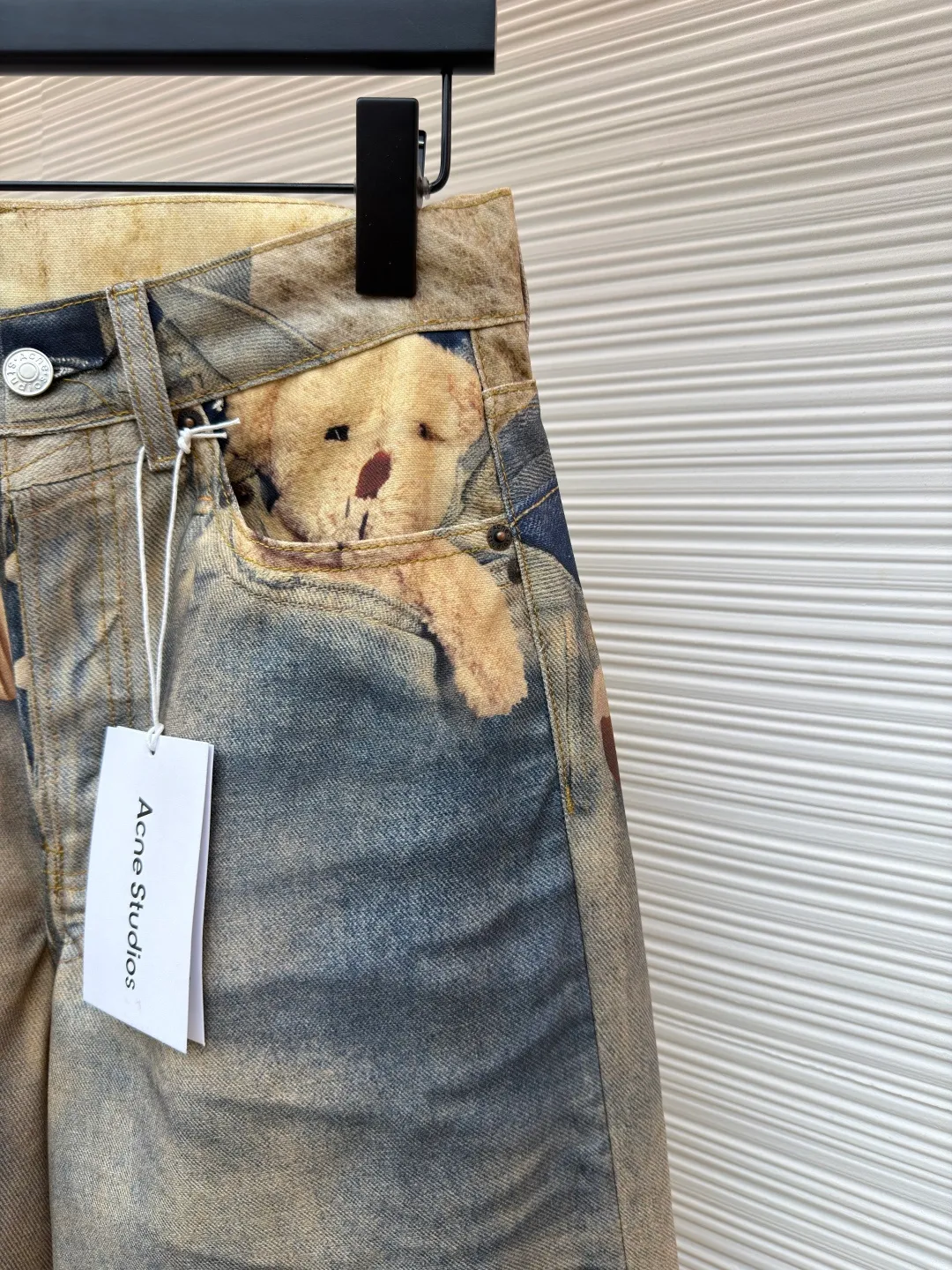 Acne Studios 1981 Teddy Bear 3D printed wide-leg jeans ●Original version: purchased and developed by 6874 ●Item number: 1681986-A80 ●Material: denim fabric ●Technology: 3D printing ●Version: loose fit ●Weight: about 660 grams ●Size: XS-S-M-L-XL-XXL ●Description: These teddy bear-themed jeans are made of 100% heavyweight cotton denim and are pre-shrunk to ensure size stability. The core technology is digital direct-injection printing from Heidelberg, Germany. The teddy bear pattern is first positioned and printed and then cut into a single piece to ensure the integrity of the pattern and position accuracy. It is paired with handmade three-dimensional patching + ribbon decoration, and sewing reinforcement is used to make the doll elements present a 3D level. The washing process goes through 5 processes: desizing, atomizing, manual re-spraying, color setting and distressing, and finally forming an aged gradient blue tone. The hardware uses custom logo buttons, and a built-in lining at the waistband enhances stiffness. The pants are straight and wide-leg cut, taking into account both relaxation and comfort. The overall wiring is straight and delicate, the fabric is comfortable and soft, and the color is consistent without color difference. It can be matched with the same style to create a fashionable look and control various occasions. Customized accessories, complete with three standards, same style for men and women!